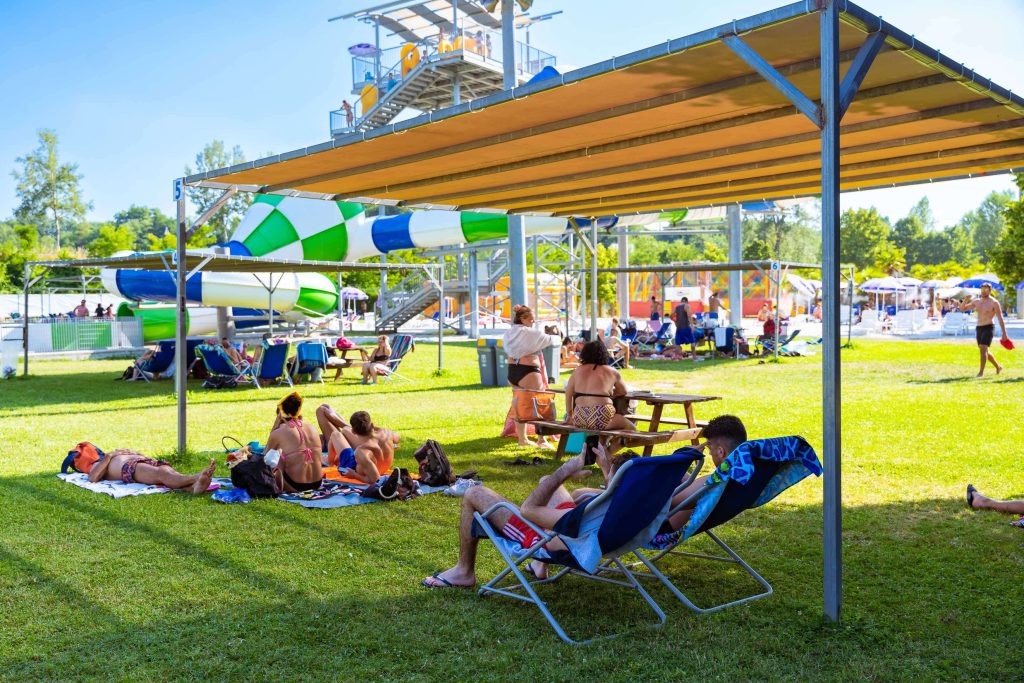 bolle blu parco acuqatico borghetto borbera prato con gazebo
