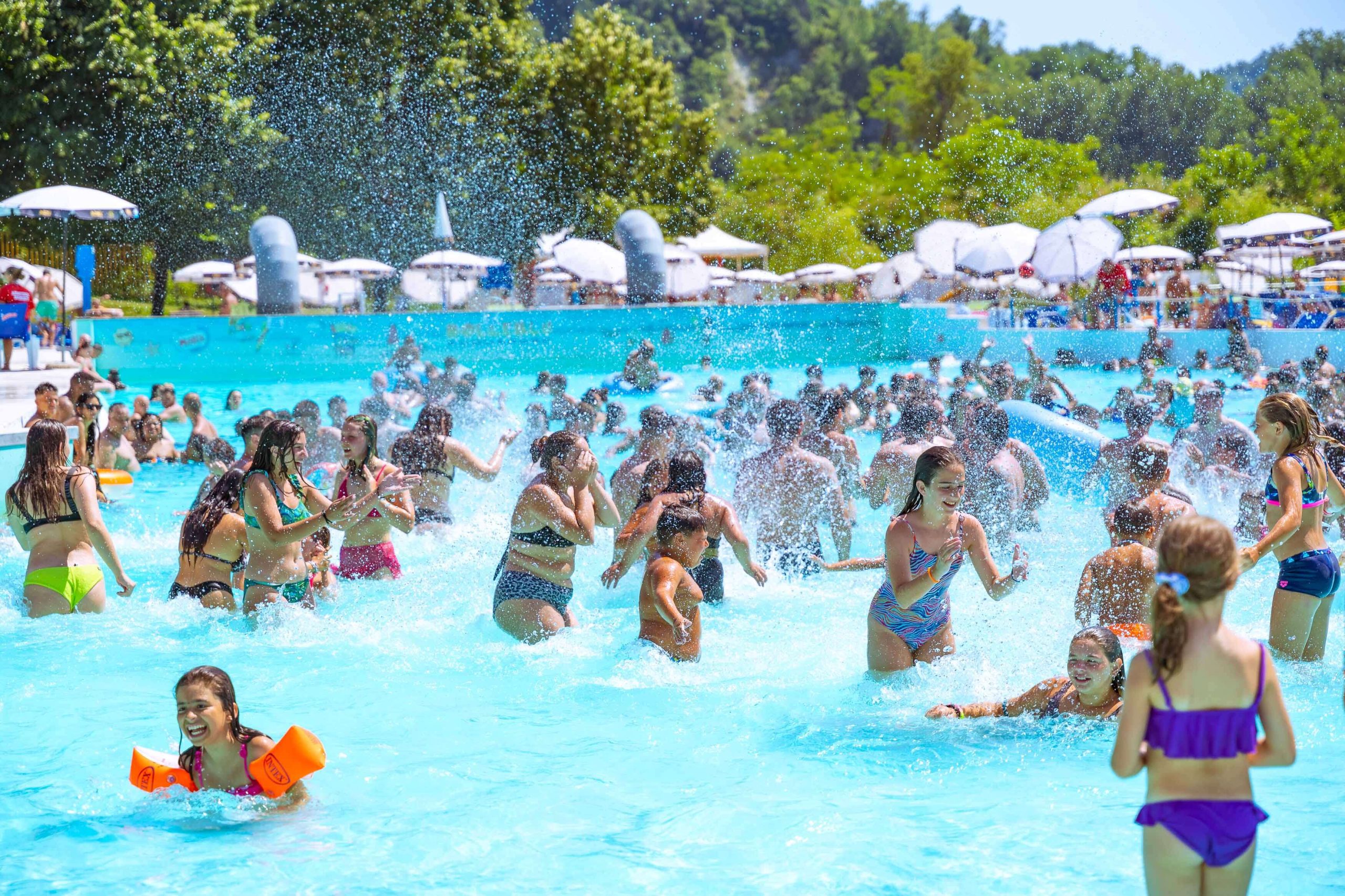 foto persone in piscina Bolle Blu Parco acquatico Borghetto Borbera